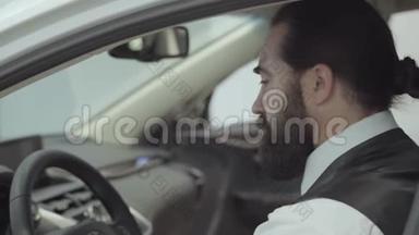 这幅画很吸引人，有自信，留着胡子的商人坐在车里，检查从车里买的新车